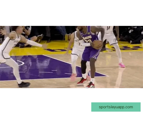 NBA历史首次父子连线 詹姆斯传球布朗尼外线三分命中