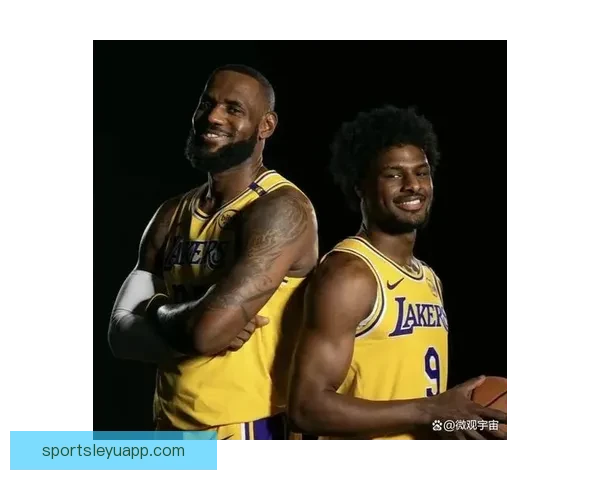 NBA历史首次父子连线 詹姆斯传球布朗尼外线三分命中