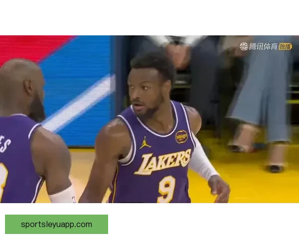 NBA历史首次父子连线 詹姆斯传球布朗尼外线三分命中