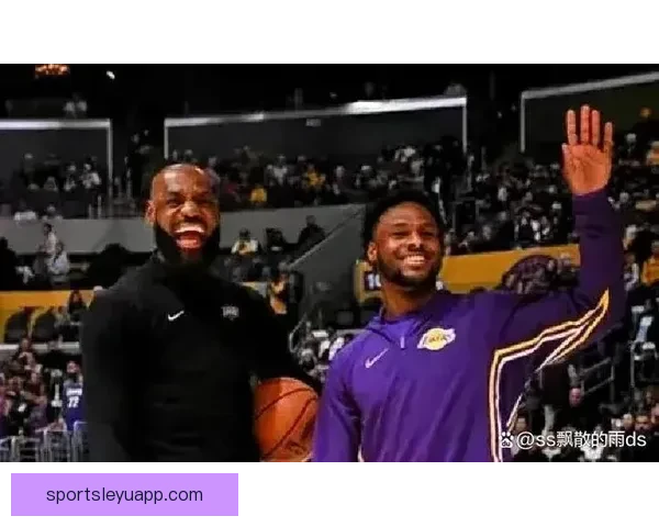 NBA历史首次父子连线 詹姆斯传球布朗尼外线三分命中