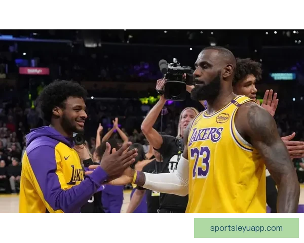 NBA历史首次父子连线 詹姆斯传球布朗尼外线三分命中